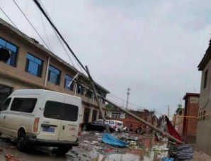 供电公司用张线器等工具抢修保定清苑受损线路