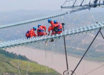 电力人员利用紧线器完成接地刀闸更换工作