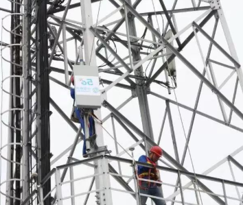 抓绳器在5G天馈设备吊装中起到了防坠落效果