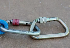 能把两个安全钩连接到一起使用吗